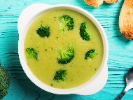 Рецепта Зеленчукова крем супа от броколи, картофи, моркови, топено сирене и прясно мляко